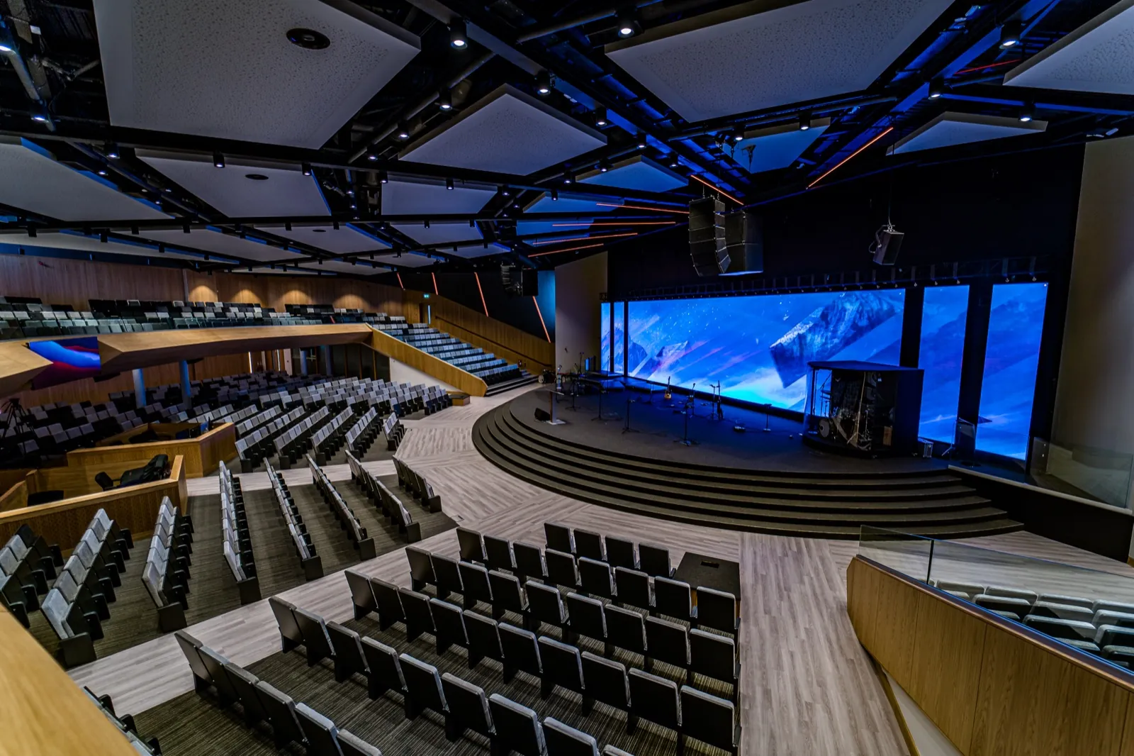 Performance auditorium with engineered acoustic ceiling treatment